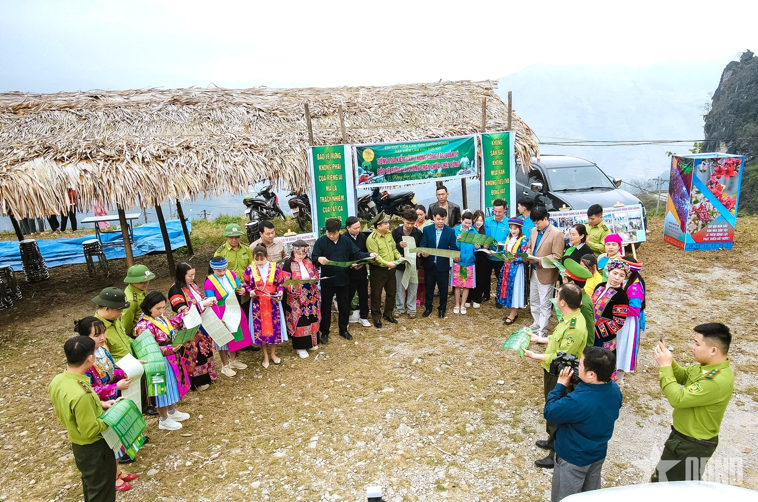 “Tiếng loa Kiểm lâm” vang giữa mùa lễ hội hoa ban Khâu Vai